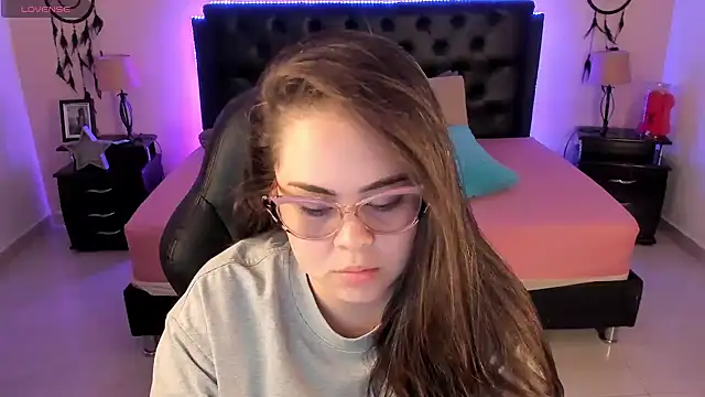 LolaVillalobos online show from 4, 6, 2026