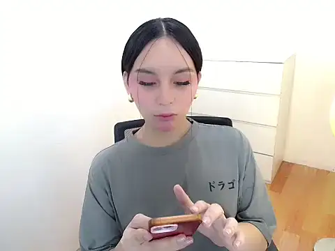 holly tabby online show from 11, 9, 2025