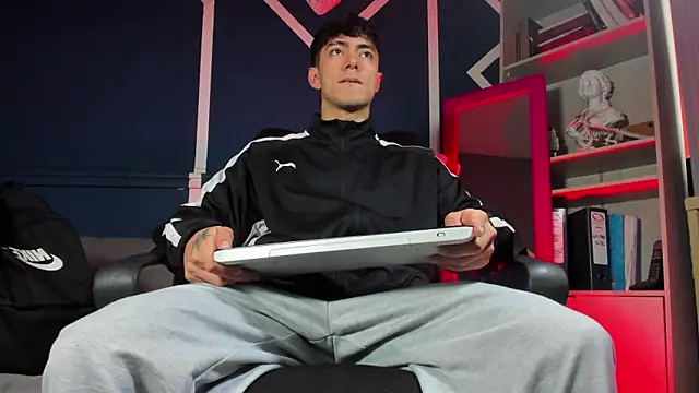 etham wolf  online show from 24, 11, 2025