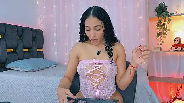 Snapshot of anitaglow chatting on 8, 10, 2025 anitaglow online show from 8, 10, 2025