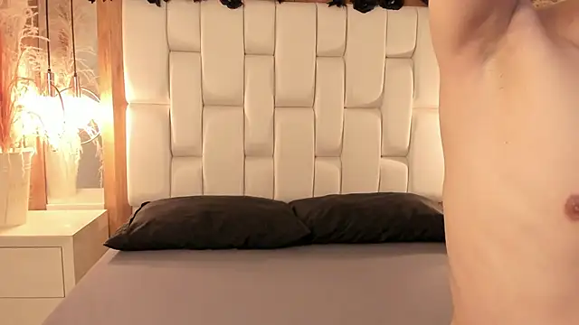 Daphne And Roger online show from 10, 11, 2025