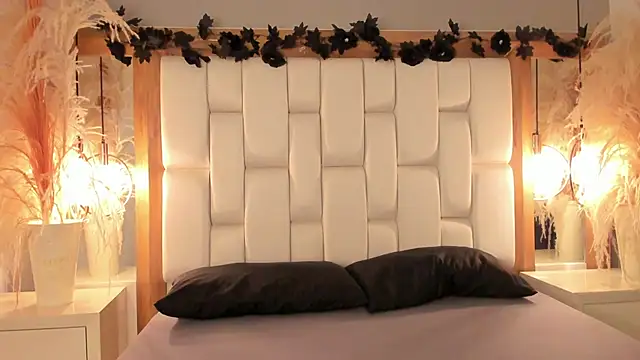 Daphne And Roger online show from 12, 11, 2025