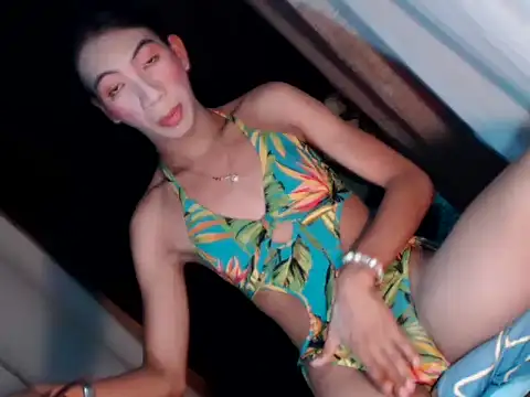 Snapshot of xyourdreamtrans chatting on 8, 10, 2025 xyourdreamtrans online show from 8, 10, 2025