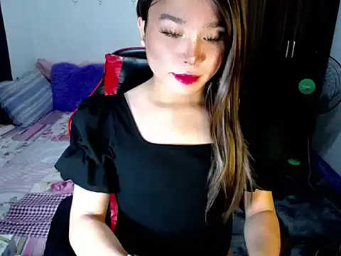 Urassiansweetcummer online show from 8, 10, 2025