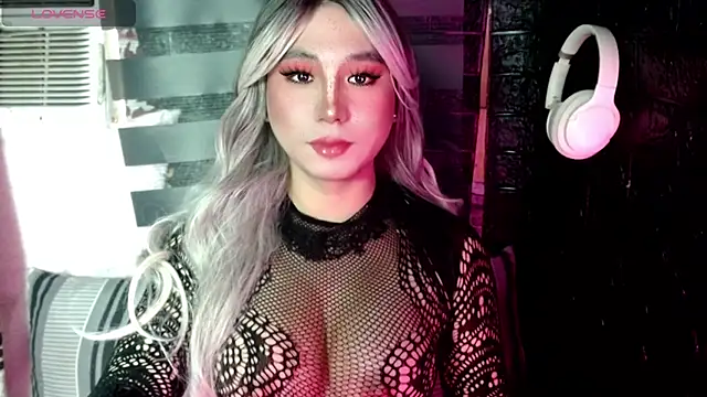 UrhotlucyTS online show from 1, 10, 2025