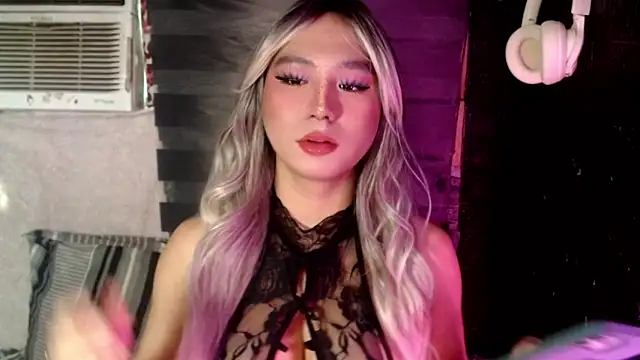 UrhotlucyTS online show from 9, 10, 2025