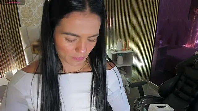 Snapshot of Rosalind_tay chatting on 4, 10, 2025 Rosalind tay online show from 4, 10, 2025