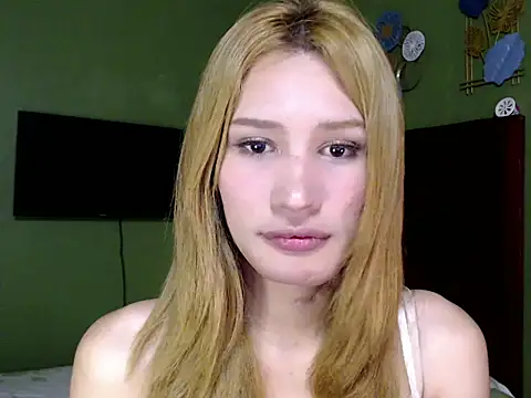 Snapshot of SerenaCortesi chatting on 12, 9, 2025 SerenaCortesi online show from 12, 9, 2025