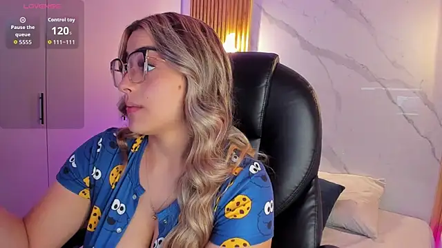 Snapshot of KYLIE_JONES6 chatting on 16, 12, 2025 KYLIE JONES6 online show from 16, 12, 2025