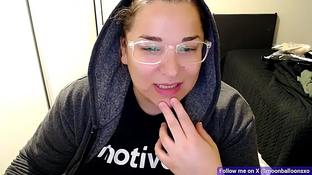 Snapshot of MoonBalloons chatting on 16, 11, 2025 MoonBalloons online show from 16, 11, 2025