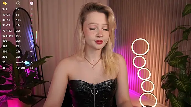 Snapshot of LauraWifeness chatting on 14, 12, 2025 LauraWifeness online show from 14, 12, 2025