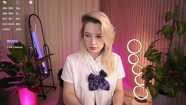 Snapshot of LauraWifeness chatting on 15, 12, 2025 LauraWifeness online show from 15, 12, 2025