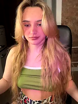 Chloe Ravens online show from 4, 10, 2025