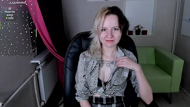 girl next doorr online show from 23, 10, 2025