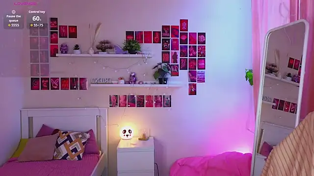 Snapshot of Queen_Michelle_ chatting on 14, 9, 2025 Queen Michelle online show from 14, 9, 2025