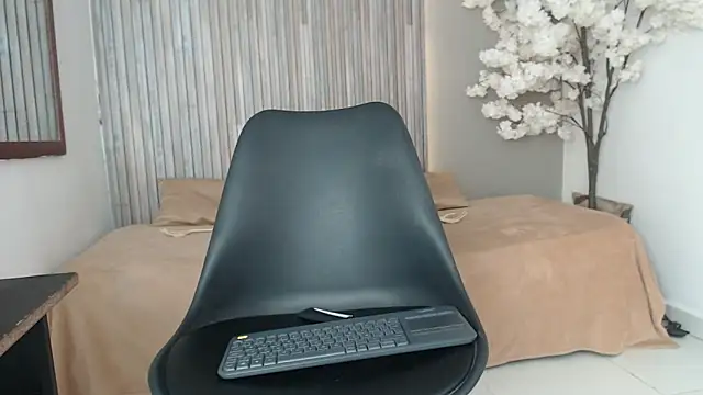 Snapshot of Michellee_20 chatting on 14, 10, 2025 Michellee 20 online show from 14, 10, 2025