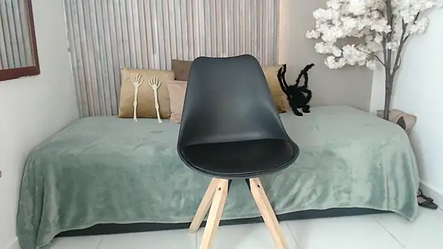 Snapshot of Michellee_20 chatting on 17, 10, 2025 Michellee 20 online show from 17, 10, 2025