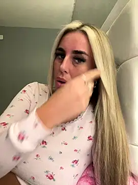 Snapshot of EllieMaeBaby chatting on 3, 12, 2025 EllieMaeBaby online show from 3, 12, 2025