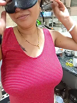 Snapshot of Queen_Nightt chatting on 28, 11, 2025 Queen Nightt online show from 28, 11, 2025