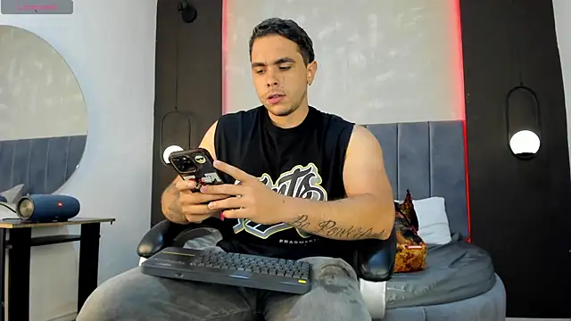 Liam walk  online show from 7, 10, 2025