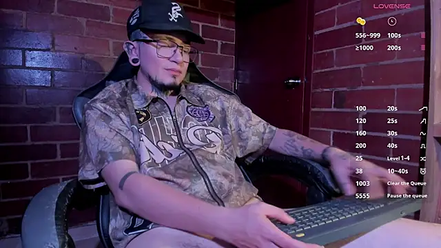 Snapshot of tyler_jones_ chatting on 5, 5, 2026 tyler jones online show from 5, 5, 2026