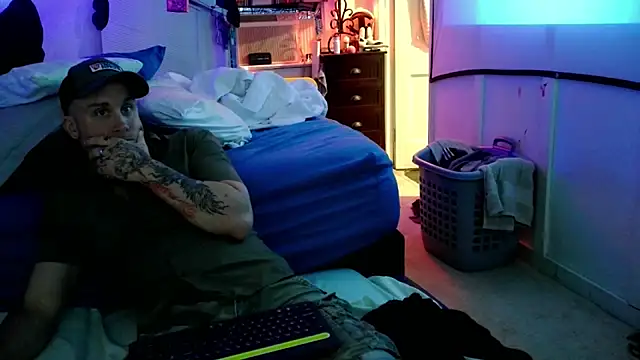 Luv2SuckBWC92 online show from 23, 9, 2025