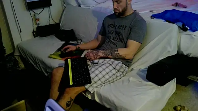 Luv2SuckBWC92 online show from 19, 10, 2025