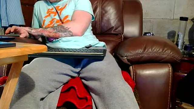 Luv2SuckBWC92 online show from 22, 12, 2025