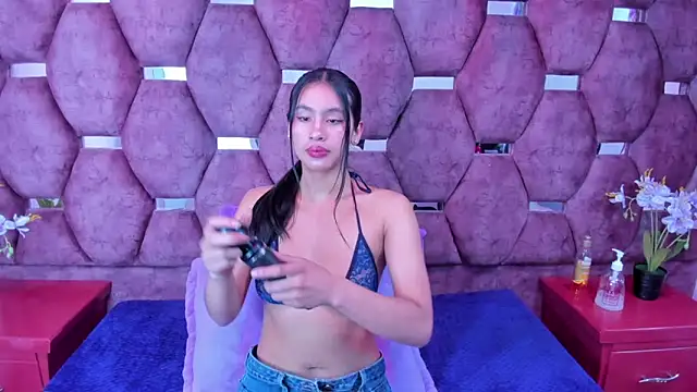 Snapshot of Miaa_Davis_ chatting on 19, 12, 2025 Miaa Davis online show from 19, 12, 2025