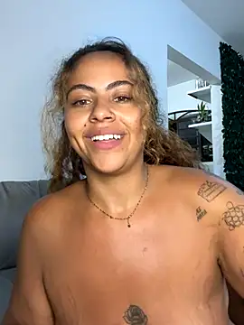 Snapshot of Chloe_Leaozinho chatting on 2, 11, 2025 Chloe Leaozinho online show from 2, 11, 2025