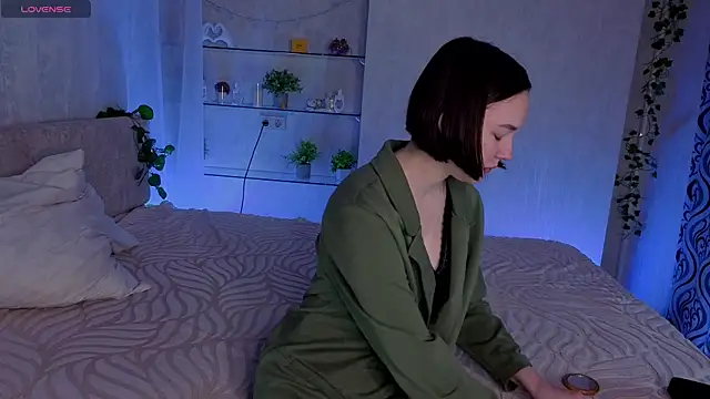 LoisBasil online show from 7, 11, 2025