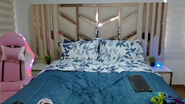 Snapshot of violett_star1 chatting on 27, 11, 2025 violett star1 online show from 27, 11, 2025