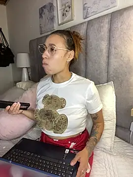 Snapshot of juliana-mancini chatting on 31, 3, 2026 juliana-mancini online show from 31, 3, 2026