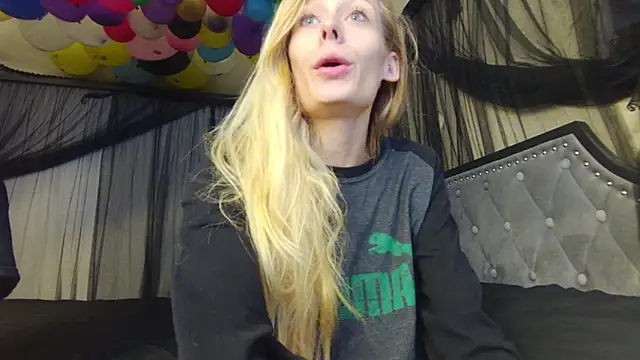 Snapshot of Lola_BugsBunny chatting on 29, 10, 2025 Lola BugsBunny online show from 29, 10, 2025