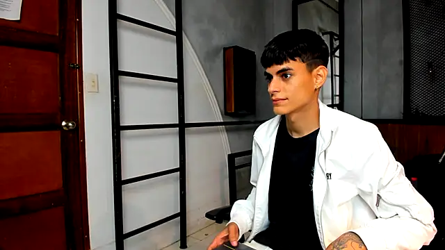 Snapshot of Dani_mc1 chatting on 12, 10, 2025 Dani mc1 online show from 12, 10, 2025