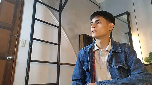 Snapshot of Dani_mc1 chatting on 16, 12, 2025 Dani mc1 online show from 16, 12, 2025