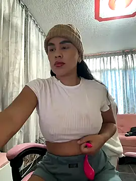 Snapshot of laure_torres chatting on 13, 9, 2025 laure torres online show from 13, 9, 2025