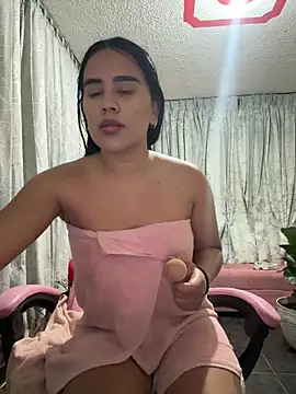 Snapshot of laure_torres chatting on 1, 10, 2025 laure torres online show from 1, 10, 2025