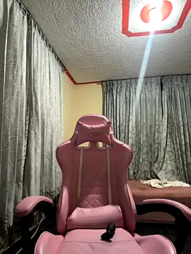 Snapshot of laure_torres chatting on 12, 10, 2025 laure torres online show from 12, 10, 2025