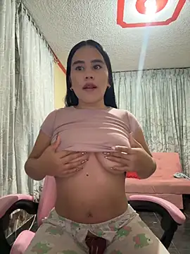 Snapshot of laure_torres chatting on 21, 10, 2025 laure torres online show from 21, 10, 2025