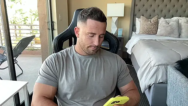 Snapshot of brettmycles28 chatting on 22, 10, 2025 brettmycles28 online show from 22, 10, 2025