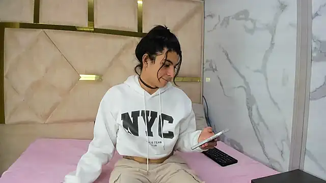 Snapshot of Allisonts69 chatting on 14, 11, 2025 Allisonts69 online show from 14, 11, 2025