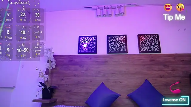 Snapshot of AlexandraCambell chatting on 8, 9, 2025 AlexandraCambell online show from 8, 9, 2025
