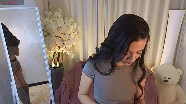Snapshot of Janet_Jee chatting on 13, 10, 2025 Janet Jee online show from 13, 10, 2025