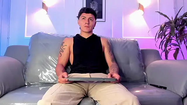 Snapshot of Leo_santoro chatting on 1, 4, 2026 Leo santoro online show from 1, 4, 2026