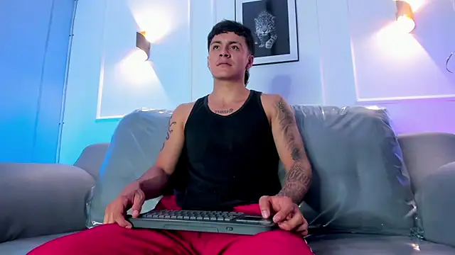 Snapshot of Leo_santoro chatting on 6, 4, 2026 Leo santoro online show from 6, 4, 2026