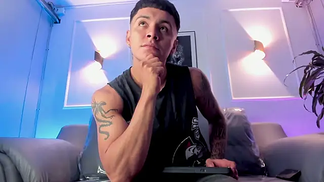 Snapshot of Leo_santoro chatting on 10, 4, 2026 Leo santoro online show from 10, 4, 2026