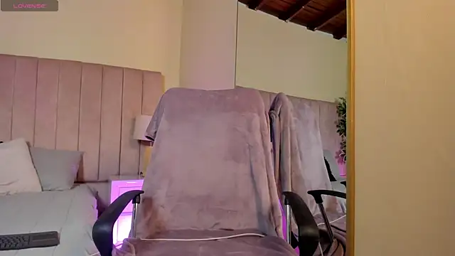 Snapshot of Mia_mtnz02 chatting on 11, 9, 2025 Mia mtnz02 online show from 11, 9, 2025