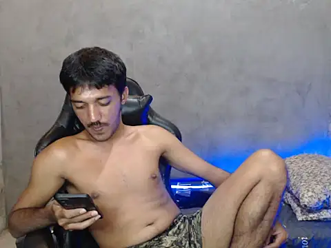 Snapshot of RowyCam chatting on 4, 11, 2025 RowyCam online show from 4, 11, 2025