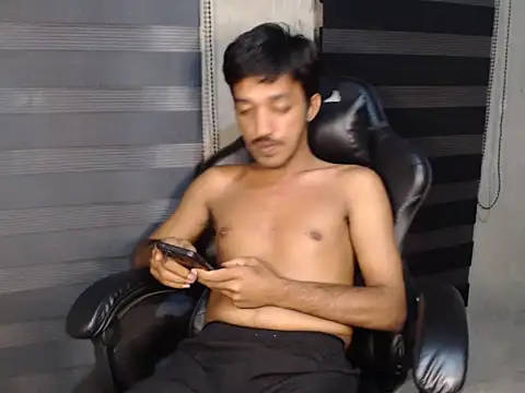 Snapshot of RowyCam chatting on 7, 11, 2025 RowyCam online show from 7, 11, 2025